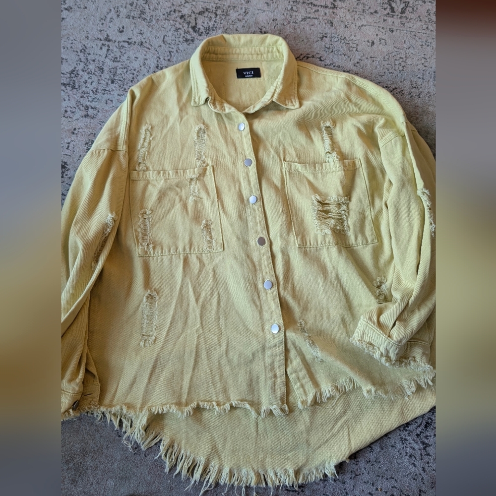 Vici brand. Yellow, lightweight, oversized jacket. Size Medium.